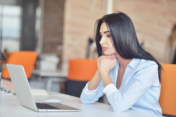 Donna d'affari si siede a una scrivania di fronte a un computer — Foto Stock