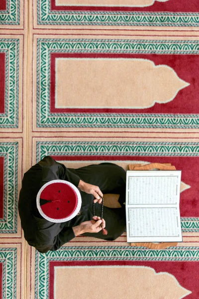Vue du dessus d'un musulman religieux priant à l'intérieur de la mosquée — Photo