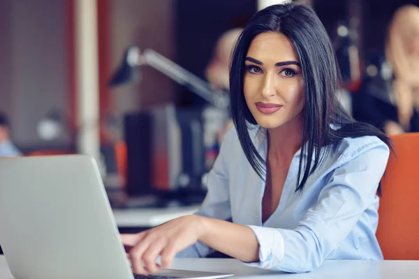 Femme d'affaires assise à un bureau devant un ordinateur — Photo