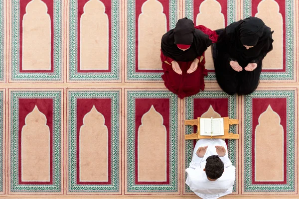 이슬람 전통에 의해 무슬림 소녀와 남자 결혼 — 스톡 사진
