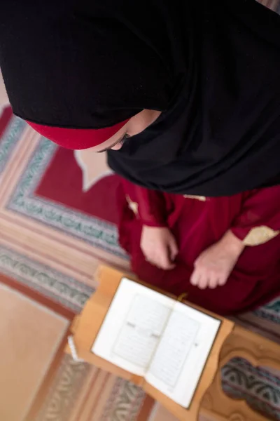 Jeune femme musulmane priant dans la mosquée — Photo