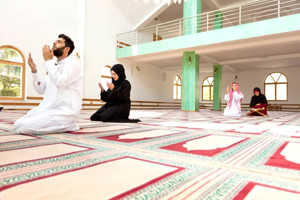 Homem e mulher muçulmanos rezando na mesquita — Fotografia de Stock