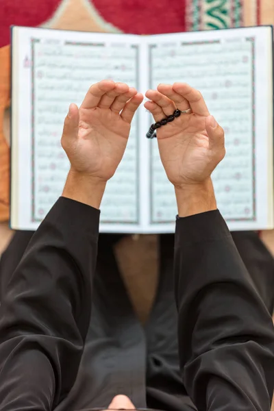 Vista superior de um homem muçulmano religioso rezando dentro da mesquita — Fotografia de Stock