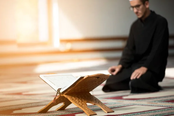 Religioso musulmán rezando dentro de la mezquita —  Fotos de Stock