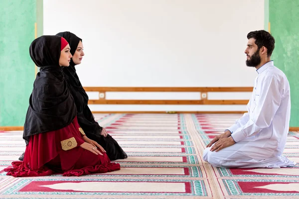 Homem e mulher muçulmanos rezando na mesquita — Fotografia de Stock