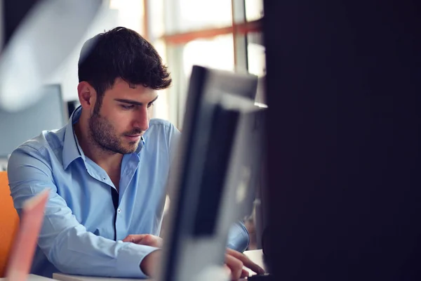 Programador freelance trabalhando no escritório de inicialização — Fotografia de Stock