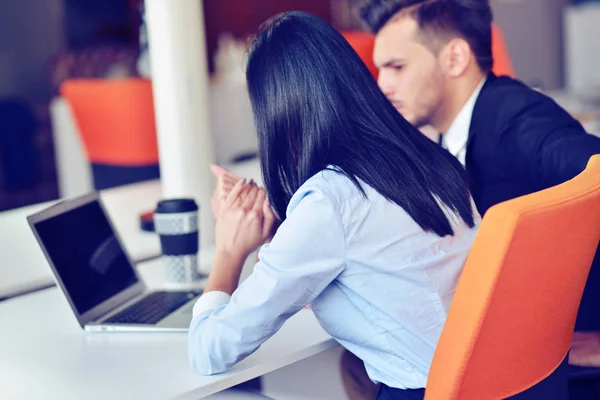 Coppia d'affari in un ufficio che lavora al computer — Foto Stock