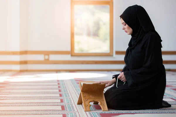 Wanita Muslim muda Berdoa di Masjid — Stok Foto