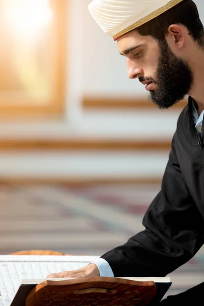 Religioso muçulmano homem orando dentro da mesquita — Fotografia de Stock