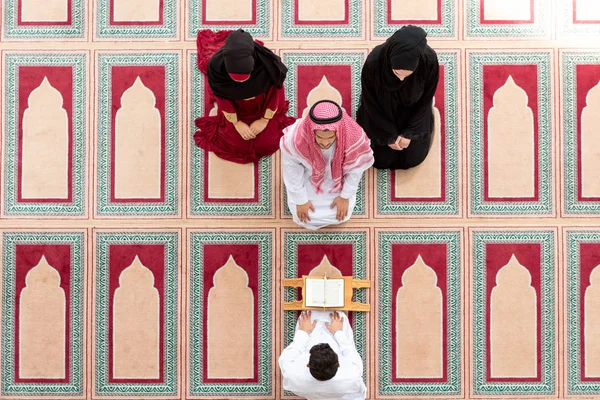 Müslüman kız ve adam tarafından Müslüman geleneklerine evlenmek