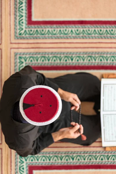 Bovenaanzicht van een godsdienstige Moslim man die binnen de moskee bidden — Stockfoto