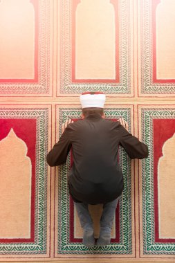 Cami içinde dua Müslüman dindar Üstten Görünüm