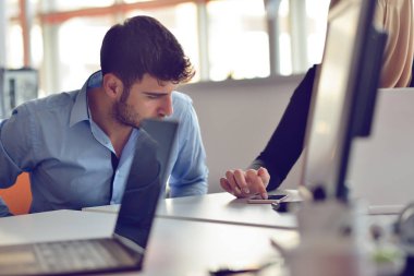 Başlangıç iş adamları modern ofis çalışma günlük iş grup. Teknik Ofis, teknoloji şirketi, teknoloji başlangıç, teknik ekip.