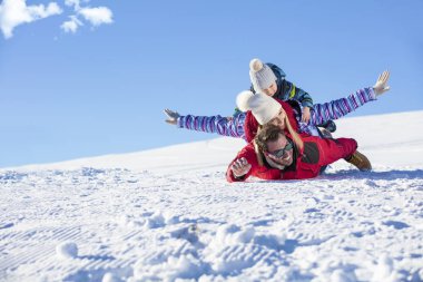 Kayak, kar güneş ve eğlence - mutlu aile Kayak tatil