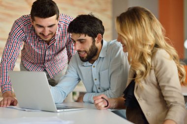 İş arkadaşlarınızla takım iş Modern ofis yerinde.