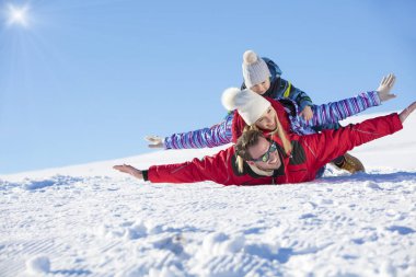 Kayak, kar güneş ve eğlence - mutlu aile Kayak tatil