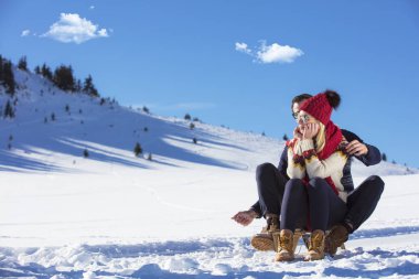 Kızak ve güneşli kış gününde zevk genç Çift