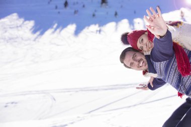 adam holding kız dağ başında sırtında