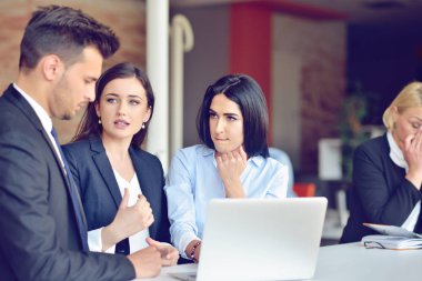 Ekip çalışması işlem kavramı. Genç arkadaşları yeni başlangıç projesi ofiste çalışmak. Belge, planları analiz.