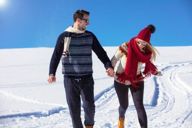 Mutlu çift birlikte kış tatil tatil dışında sırasında oynak kar Park