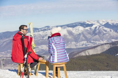 Bir çift salon üzerinde piknik bölgesinde Avrupa kayak merkezi üzerinde dinleniyor