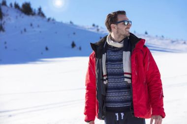 Kış mavi gökyüzü arka plan üzerinde erkek portre