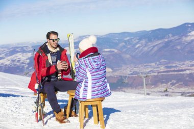 Bir çift salon üzerinde piknik bölgesinde Avrupa kayak merkezi üzerinde dinleniyor