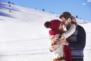 Mutlu çift birlikte kış tatil tatil dışında sırasında oynak kar Park