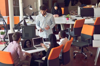 Emekçilerin tablet ve dizüstü bilgisayar gibi teknolojik cihazlar ile bağlı çok ırklı çağdaş iş