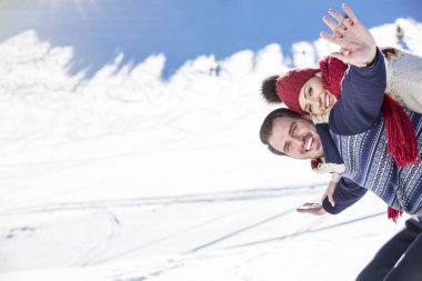 adam holding kız dağ başında sırtında