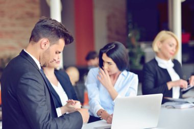 Ekip çalışması işlem kavramı. Genç arkadaşları yeni başlangıç projesi ofiste çalışmak. Belge, planları analiz.