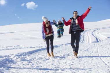 Çekici aile eğleniyor bir kış parkta dağda
