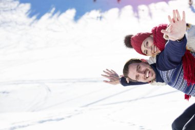 adam holding kız dağ başında sırtında