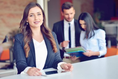 Emin çekici genç iş kadını tablet elinde ofis modern ofis start ile