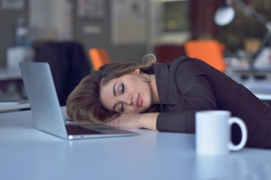 genç ve güzel bir işkadını başını tutan office.woman işten yorgun..