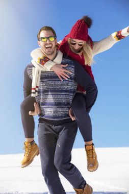 Seven çift birlikte açık karda oynarken.