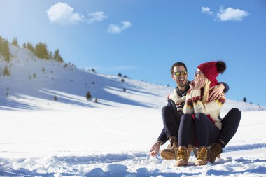 Kızak ve güneşli kış gününde zevk genç Çift
