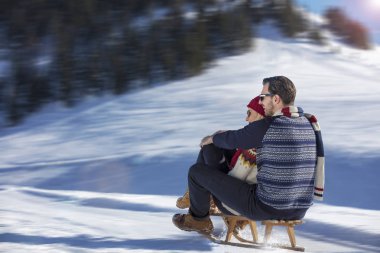 Kızak ve güneşli kış gününde zevk genç Çift
