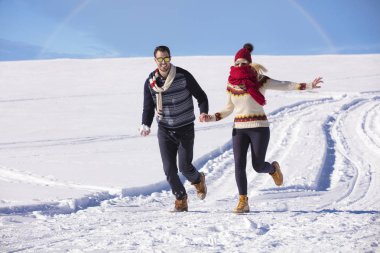 Mutlu çift birlikte kış tatil tatil dışında sırasında oynak kar Park