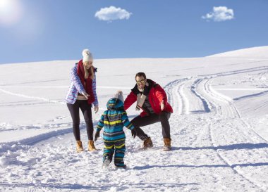 Çekici aile eğleniyor bir kış parkta dağda