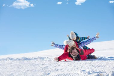 Kayak, kar güneş ve eğlence - mutlu aile Kayak tatil