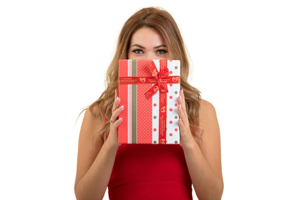Gente, Navidad, cumpleaños y vacaciones concepto - mujer joven feliz en vestido rojo jugando con caja de regalo — Foto de Stock
