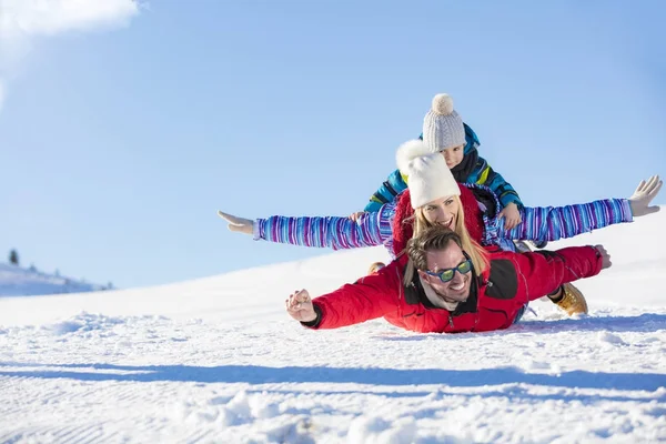 Esquí, sol de nieve y diversión - familia feliz en vacaciones de esquí —  Fotos de Stock