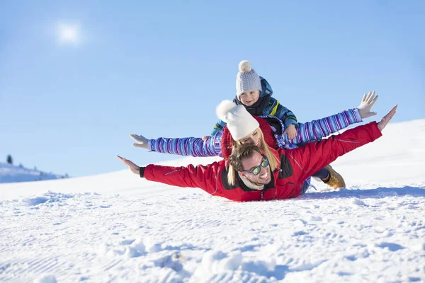 Kayak, kar güneş ve eğlence - mutlu aile Kayak tatil
