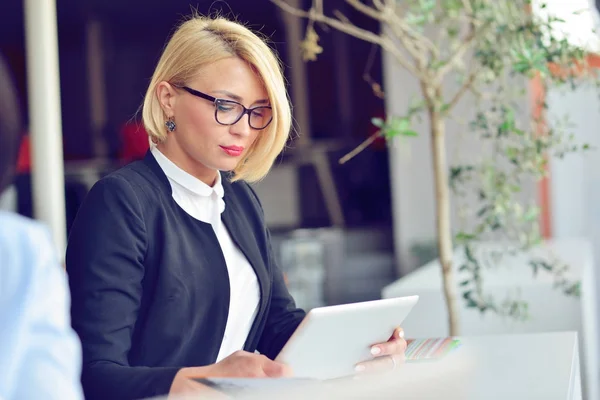 Ritratto ravvicinato di donna d'affari attiva che tiene il computer portatile mentre è in piedi in ufficio . — Foto Stock