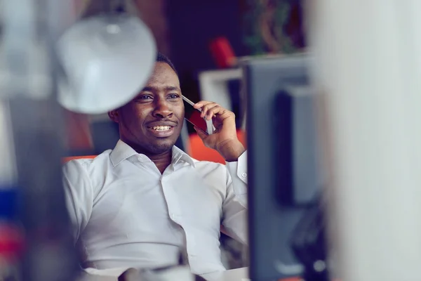 Uomo d'affari afroamericano seduto al computer nell'ufficio startup — Foto Stock