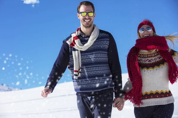 Щаслива пара грайливо разом під час зимових канікул на вулиці в сніжному парку — стокове фото