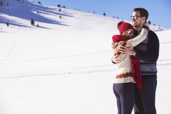 Casal feliz brincalhão juntos durante as férias de inverno fora no parque de neve — Fotografia de Stock