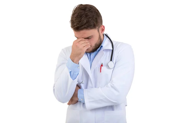 Médico preocupado con gesto pensativo aislado sobre fondo blanco — Foto de Stock