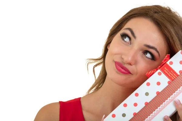 Emberek, karácsony, születésnapok és ünnepek koncepció - boldog fiatal nő, piros ruha, játék és ajándék doboz — Stock Fotó